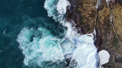 Olas-Espumosas-Del-Océano-Rompiendo-En-Las-Grandes-Rocas-De-La-Playa-En-Australia