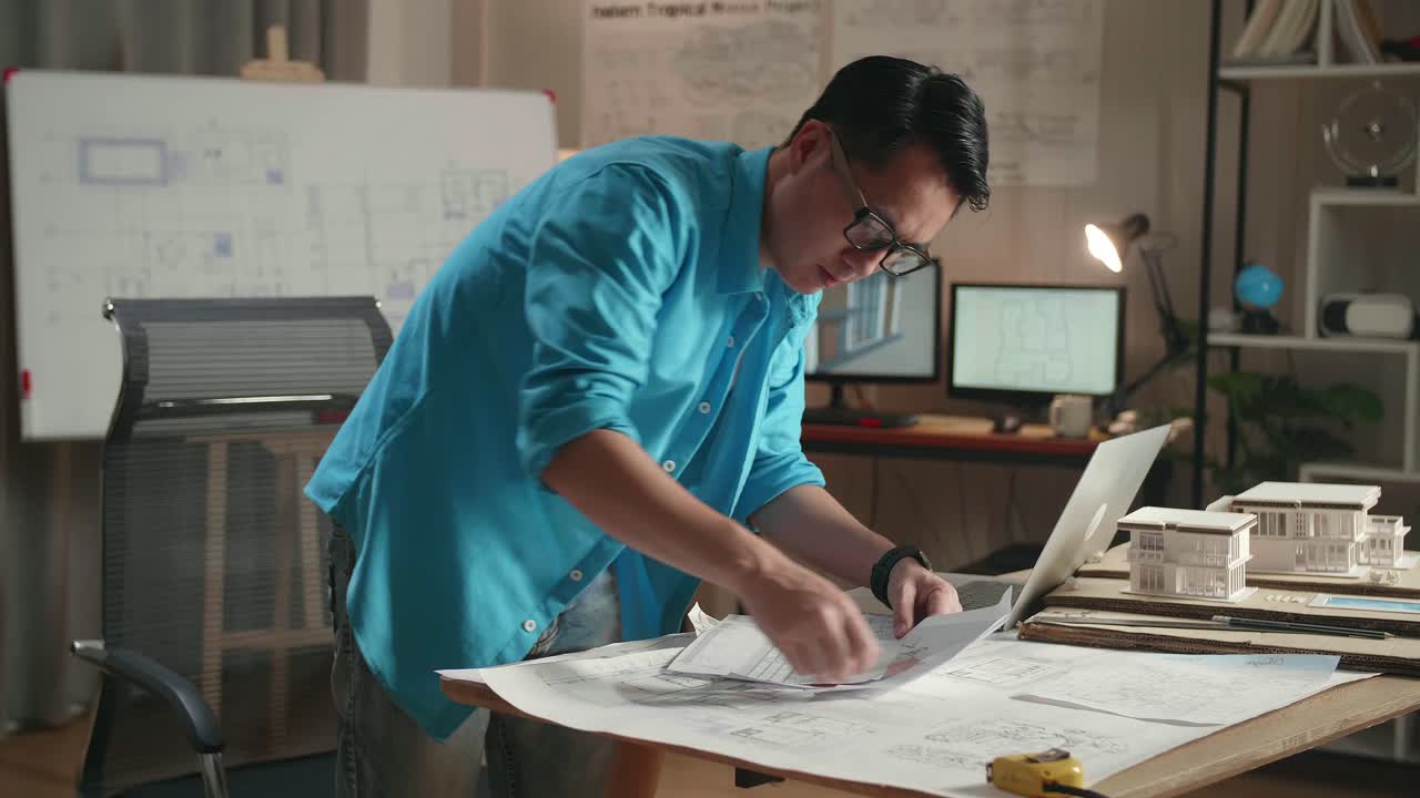 집 계획을 작업하는 건축가