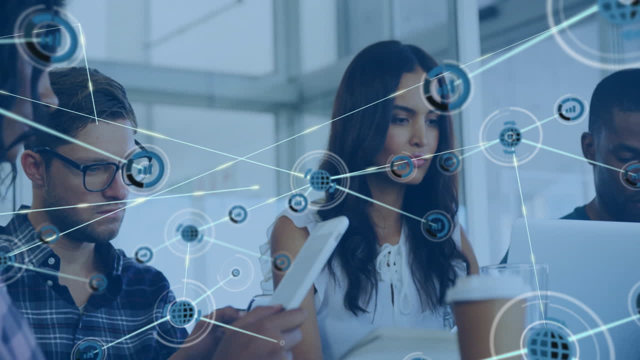 animación de la red de conexiones con iconos sobre diversos colegas que trabajan en la oficina