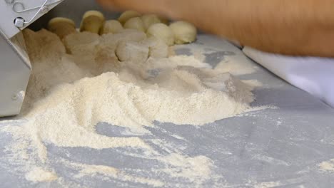 mano de cocinero preparando harina de masa