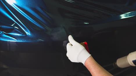 la aplicación de envoltura de vinilo a un coche