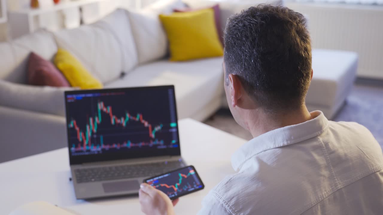 para seguir el mercado de valores desde el teléfono y la computadora.