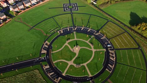 Diseño-De-Camino-De-Cementerio-Circular-Moderno-Vista-Aérea-Jardín-Artístico-De-Descanso-órbita-Lenta-Izquierda