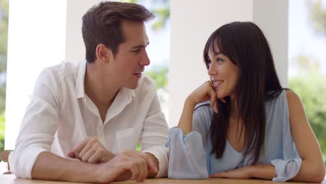 una pareja linda en una cita.
