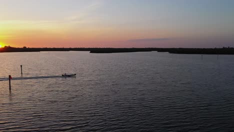 Vista-Aérea-Alrededor-De-Un-Barco-Que-Cruza-El-Mar,-Puesta-De-Sol-En-La-Costa-Del-Sur-De-Florida---Dando-Vueltas,-Disparo-De-Drones