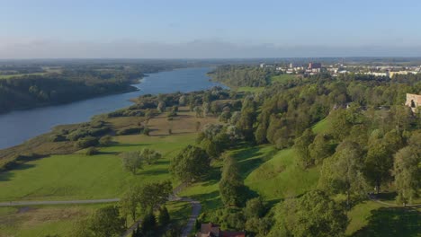 Hermoso-Dron-De-Viljandi,-Estonia-En-Verano-Con-Puerto,-Hierba-Verde-Y-árboles