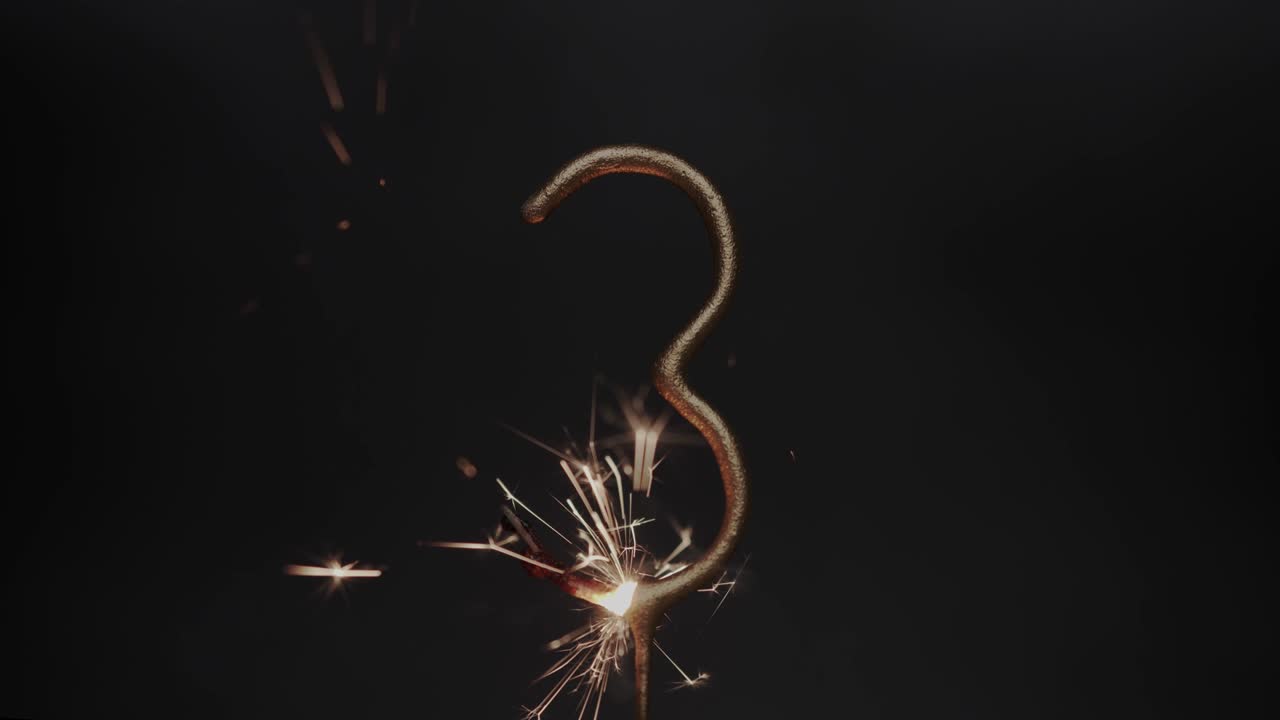 de cerca, chispas de fuegos artificiales en el número tres.