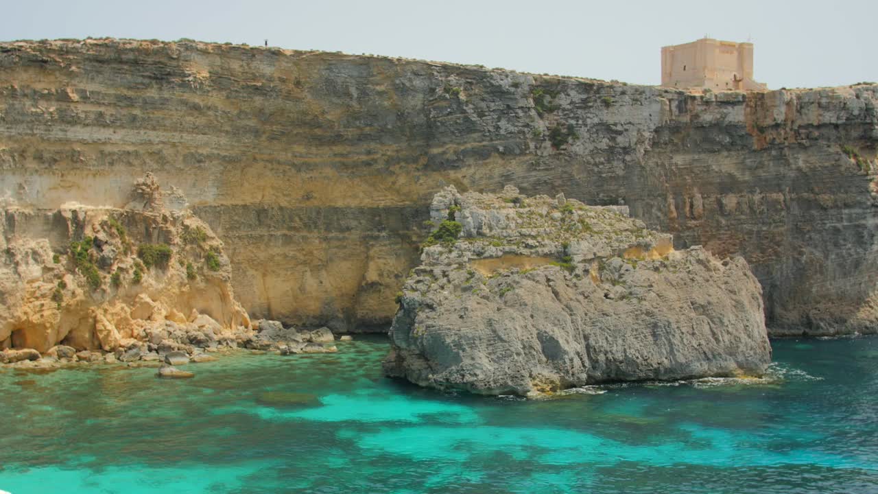 Torre di Santa Maria, Torre di Avvistamento sull'isola di Comino con Acque Cristalline a Malta