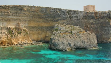 torre de santa maría, torre de vigilancia en la isla de comino con aguas azules claras en malta