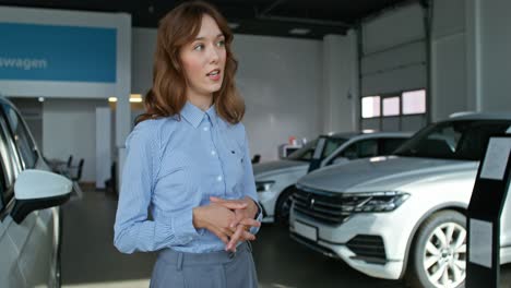 mujer discutiendo coches en el concesionario