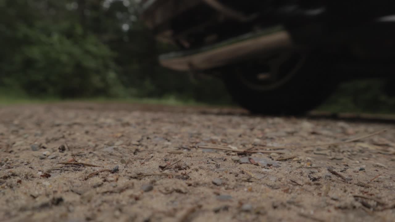 una motocicleta conduce por un camino lleno de una mezcla de tierra y grava