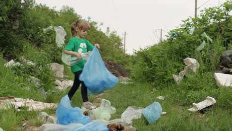 Chica-Voluntaria-Limpiando-El-Parque-Sucio-Con-Bolsas-De-Plástico-Y-Botellas.-Reducir-La-Contaminación-De-La-Naturaleza-De-La-Basura