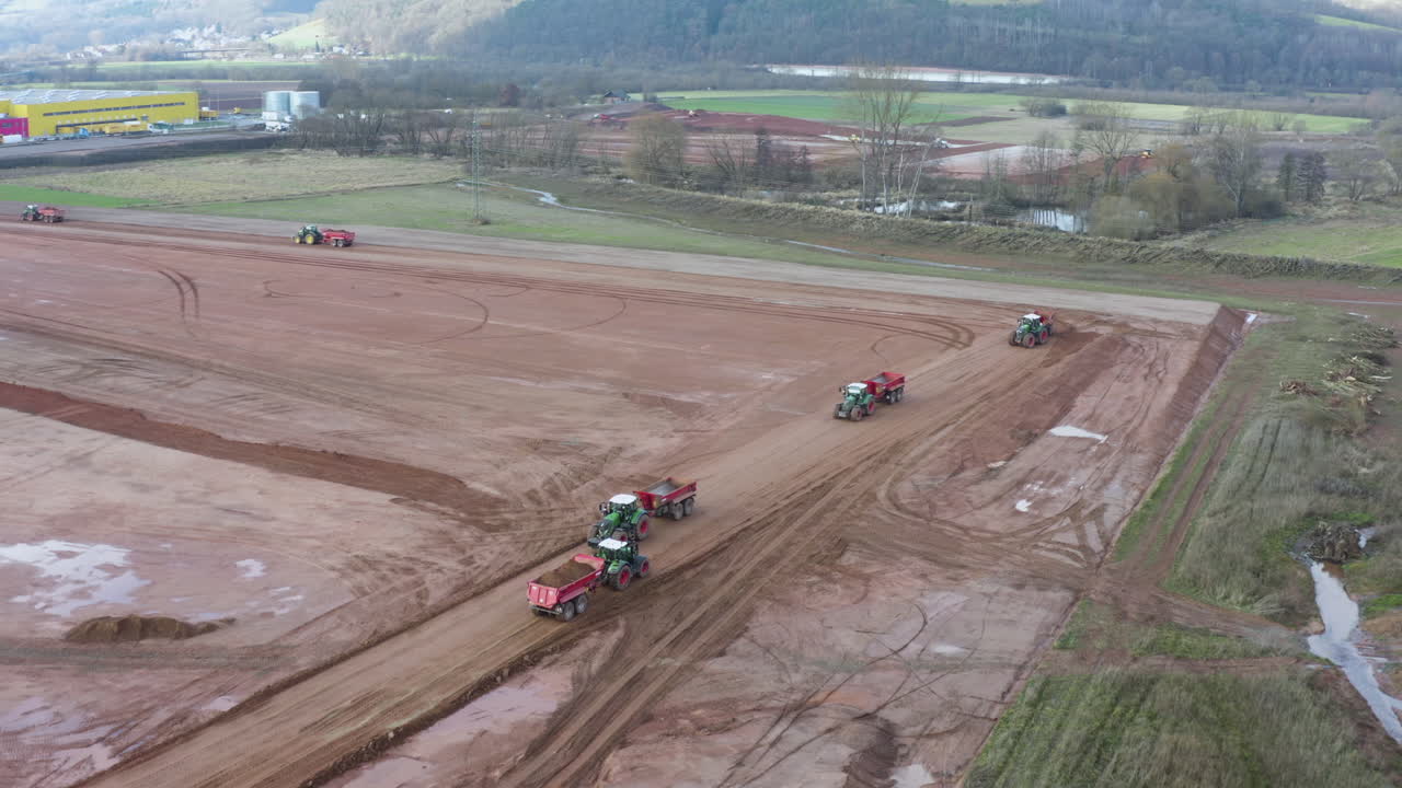 건설 현장에서 토양을 움직이는 트레일러를 가진 트랙터