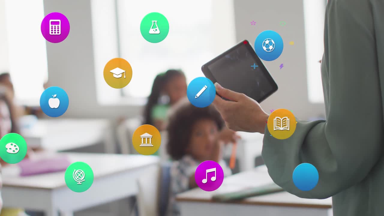 animación de iconos escolares sobre alumnos diversos y maestra biracial usando tableta en el aula