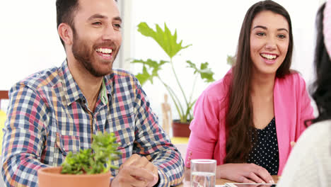 equipo de negocios creativos teniendo una reunión