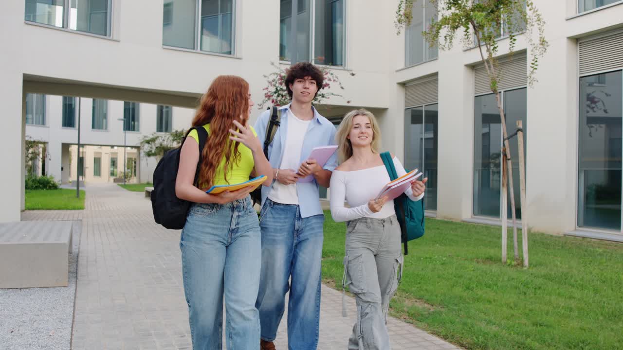 Gruppo di studenti che camminano nel campus