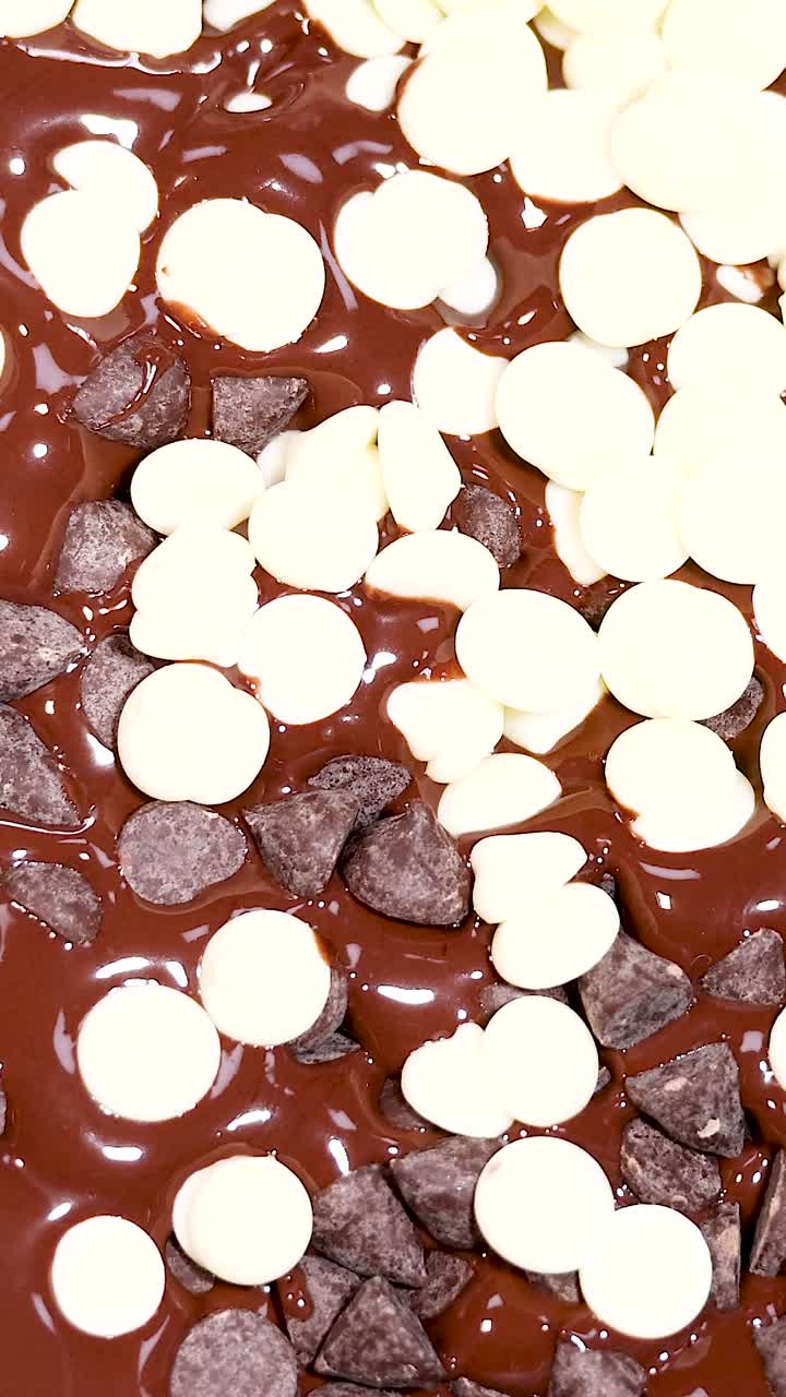 하 은 다크 초콜릿 혼합물에 혼합됩니다.