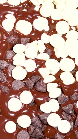 las patatas blancas se mezclan en la mezcla de chocolate oscuro