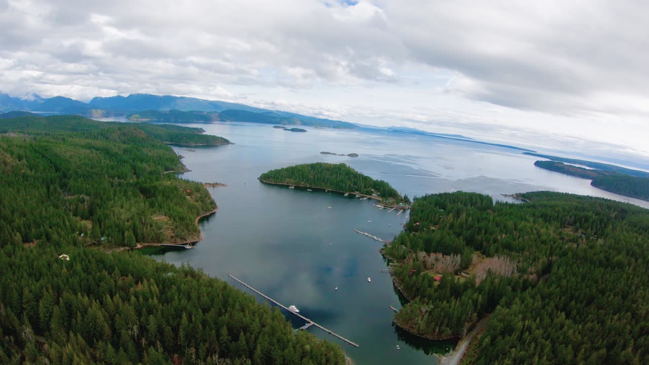 bahía de cortes en manson's landing, canadá, vista aérea de la península y el estrecho de georgia.