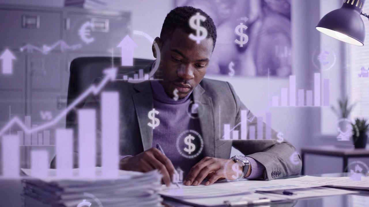 Geconcentreerde professional analyseert financiële gegevens en trends in een moderne kantooromgeving, omringd door papieren en digitale grafische overlays die groeicijfers weergeven