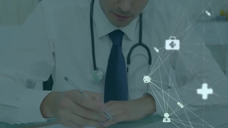 animación de iconos médicos con conexiones a través de la escritura de un médico caucásico
