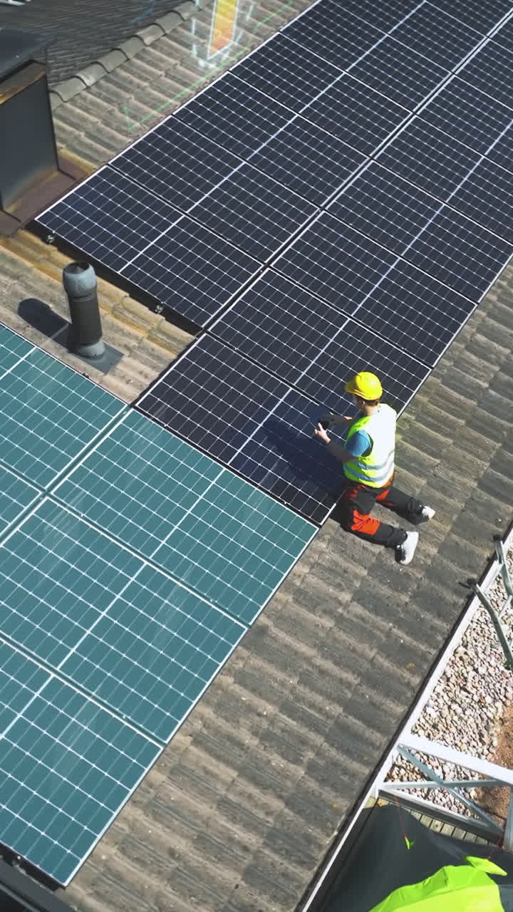 técnico probando y ajustando paneles solares en el techo de una casa - cgi render