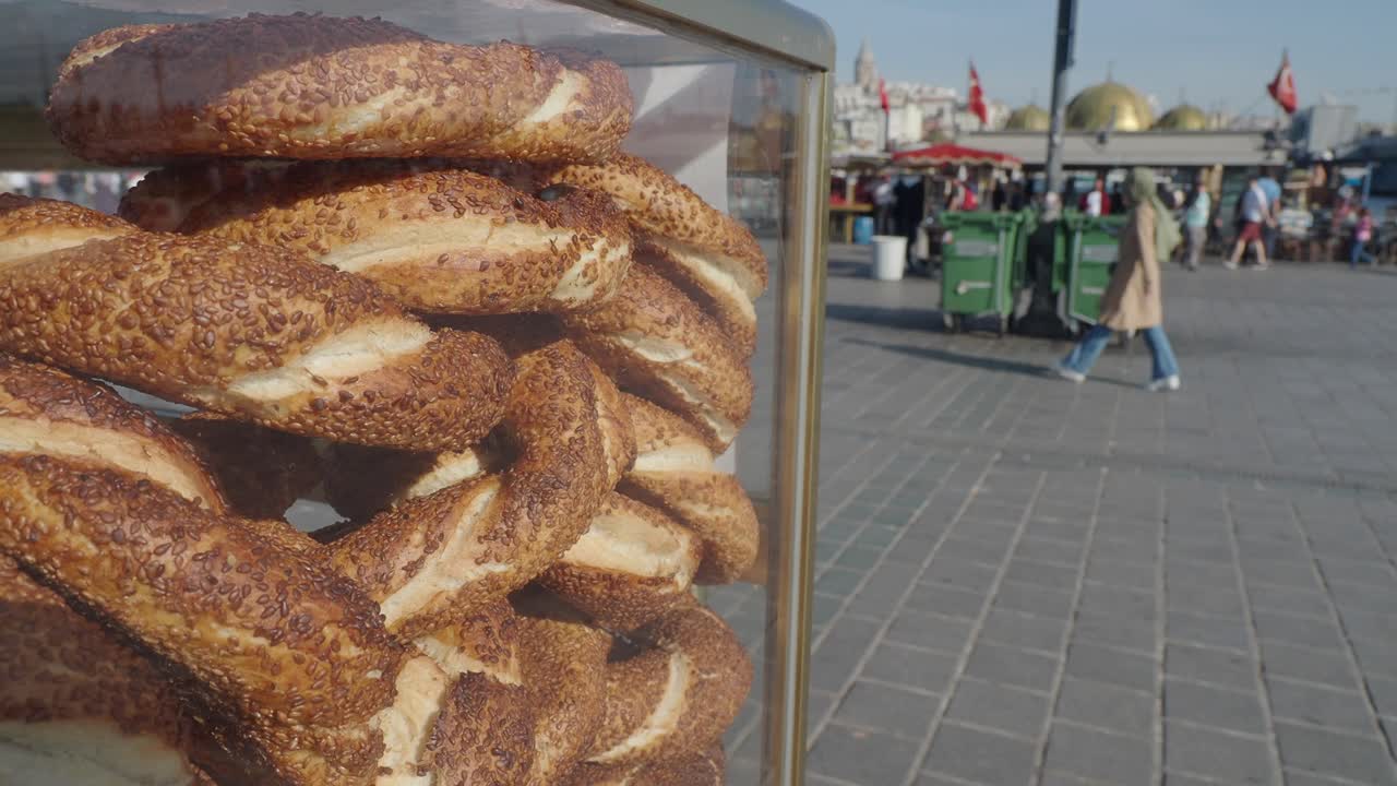 vendedor de pan simit turco en una calle concurrida