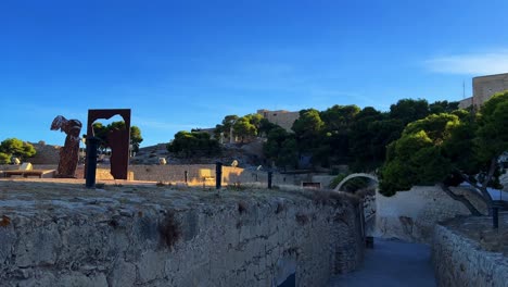 Schloss-Santa-Barbara-In-Alicante-Tagsüber-Mit-Klarem-Blauen-Himmel-Mit-Blick-Auf-Das-Balearenmeer-4k-30-Fps