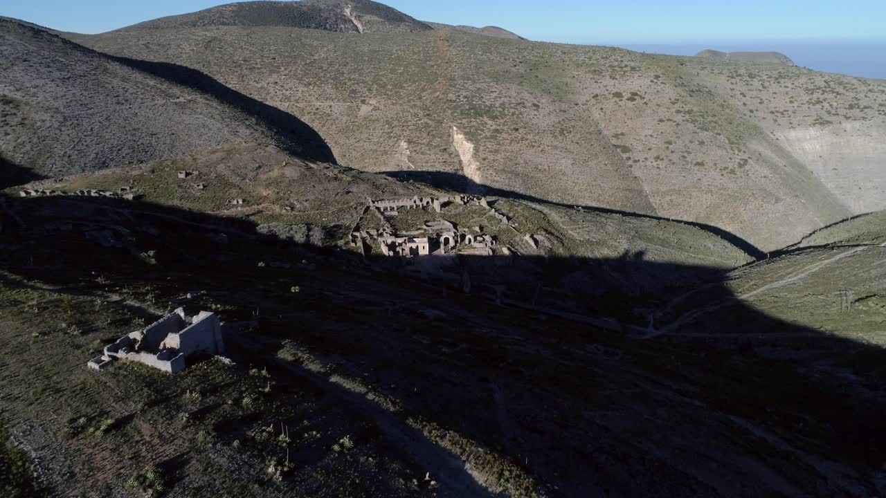 Cảnh quay từ trên cao lia xuống Đồi Apache với Pueblo Fantasma phía sau ở Real de Catorce, San Luis Potosi, Mexico
