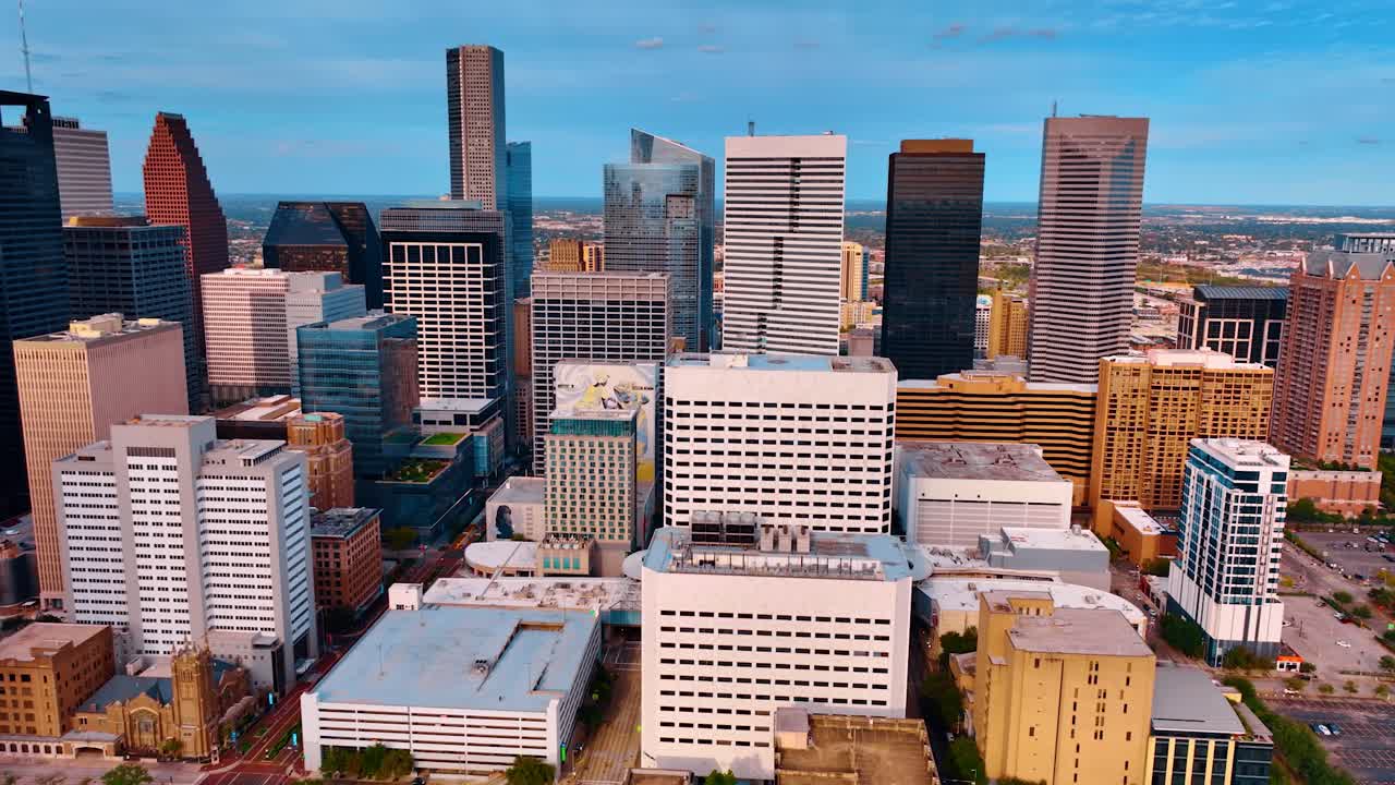 Houston, USA, 24 novembre 2025: Densa architettura urbana del quartiere degli affari del centro di Houston, vista aerea. Prospettiva aerea di varie facciate di grattacieli e isolati urbani nel distretto finanziario centrale.
