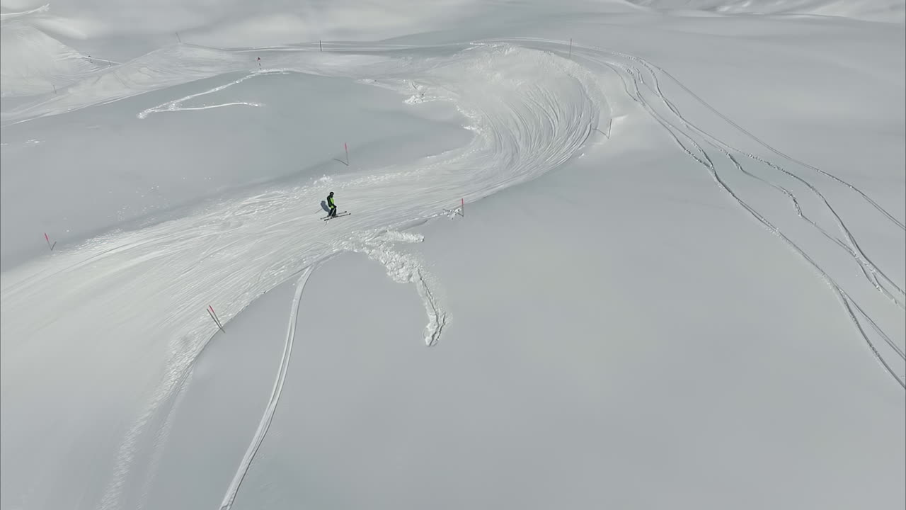 스노우 원더랜드, 공중 드론 뷰에서 트랙 아래로 스키를 타는 사람들