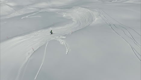 Gente-Esquiando-Por-Pista-En-El-País-De-Las-Maravillas-De-La-Nieve,-Vista-Aérea-De-Drones