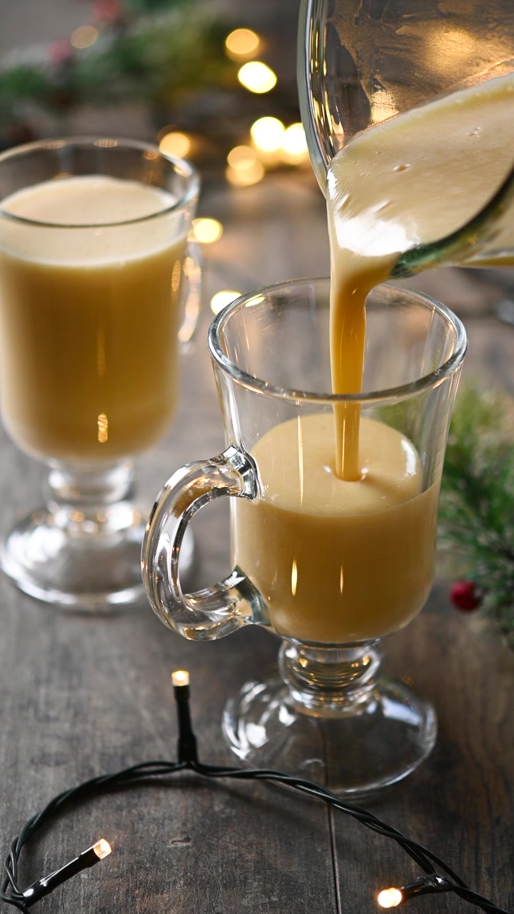 Versement de lait de poule dans un verre pour Noël