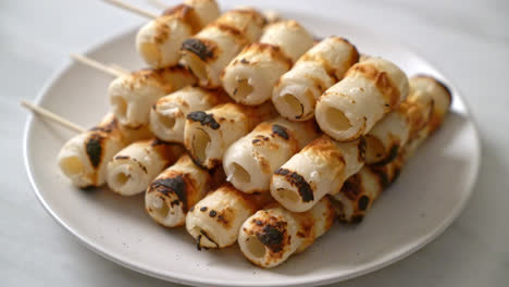 pastel de pasta de pescado en forma de tubo a la parrilla o brocheta de calamar de tubo