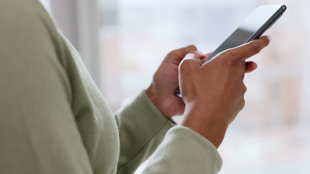 con las manos de la mujer buscando en internet