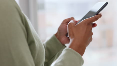 Teléfono-Con-Manos-De-Mujer-Buscando-En-Internet