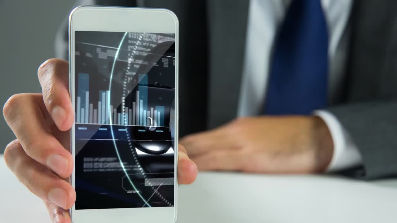 hombre de negocios con teléfono móvil con pantalla de interfaz 4k