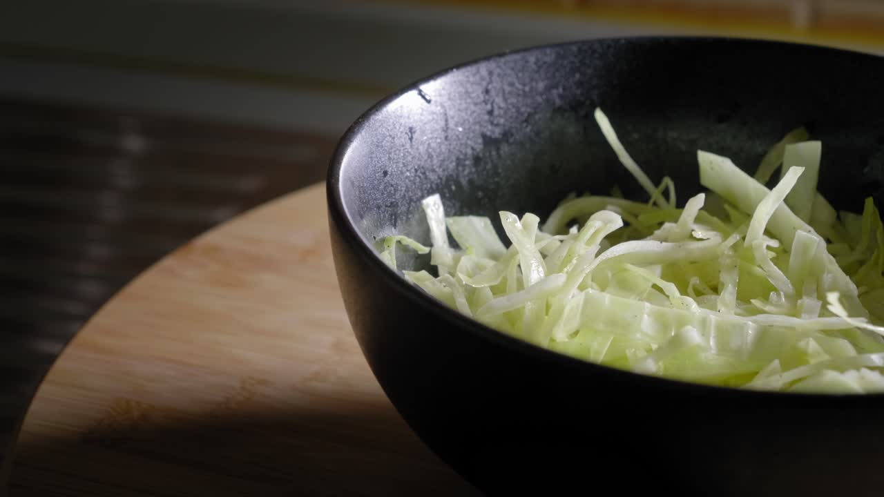 vista cercana de repollo en rodajas en un tazón negro - toma de pan
