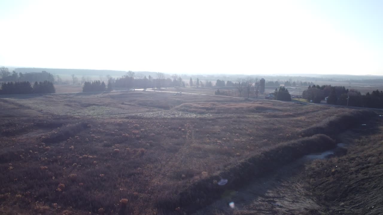 Preparación de una gran zona industrial con tierra franca oscura.