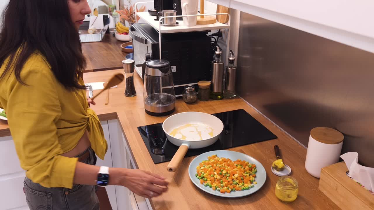 mujer cocinando verduras en una cocina