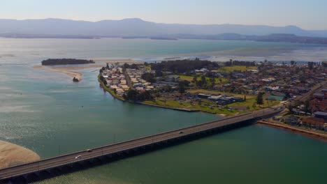 Fahrzeuge-überqueren-Die-Windang-Straßenbrücke-Am-Lake-Illawarra-In-NSW,-Australien