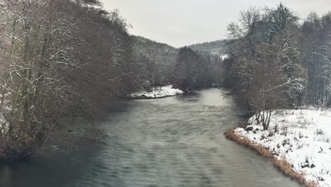 Timelapse-Del-Río-De-Montaña-Suave-Como-La-Seda-En-La-Temporada-De-Invierno