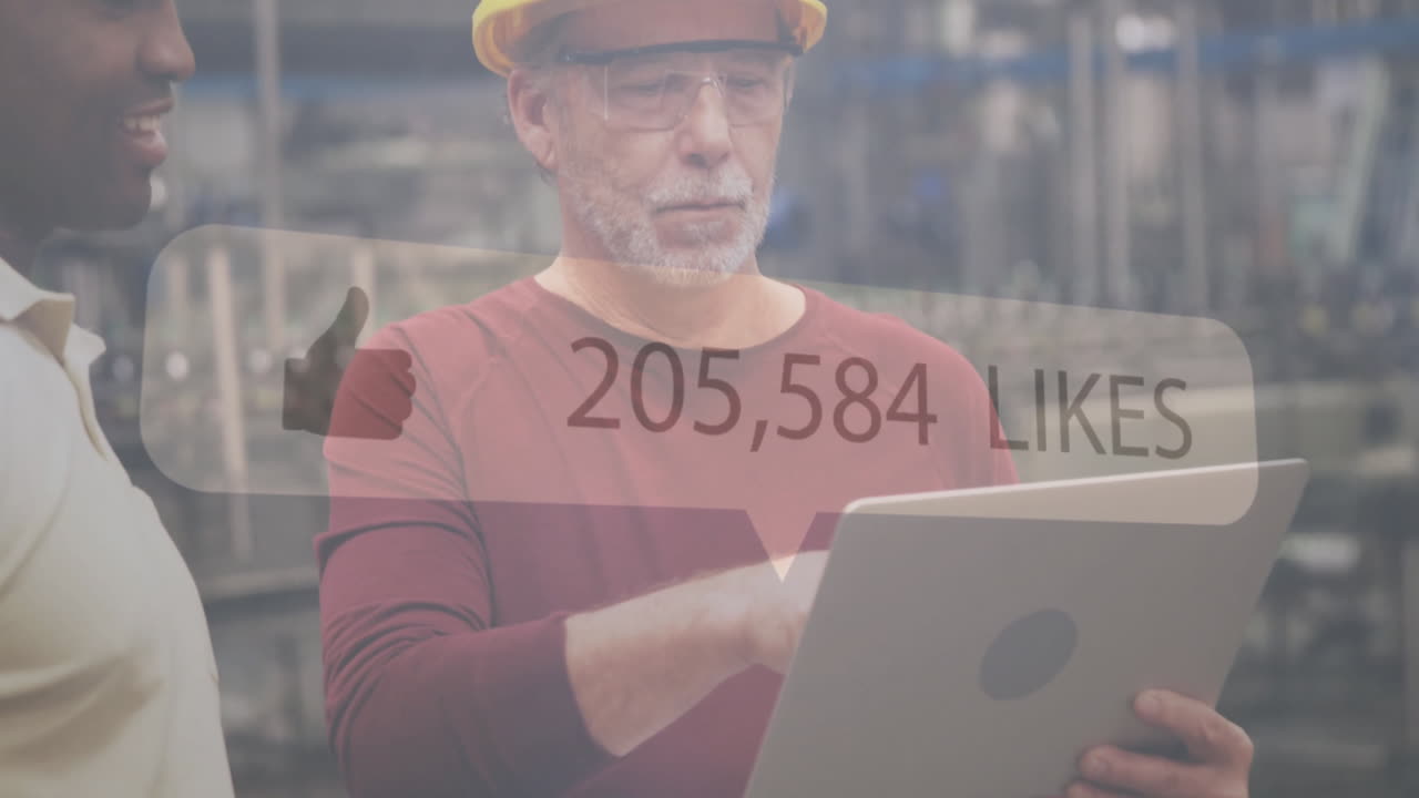 노트북을 사용하고, 하드 과 안경을 입은 공장 노동자, 소셜 미디어는 애니메이션을 좋아합니다.