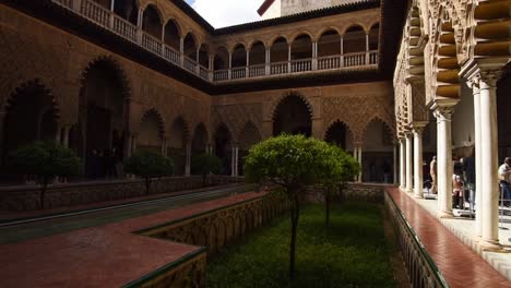 Patio-De-Las-Doncellas,-Real-Alcázar,-Sevilla,-Andalucía,-España