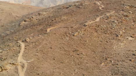 ruta de ciclismo de montaña enduro con puesto de control de cabaña de descanso de madera en al taween, fujairah, emiratos árabes unidos