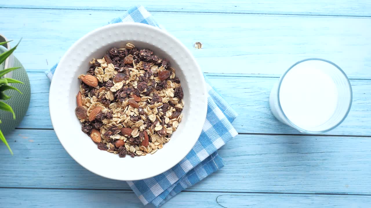 desayuno saludable de granola con leche