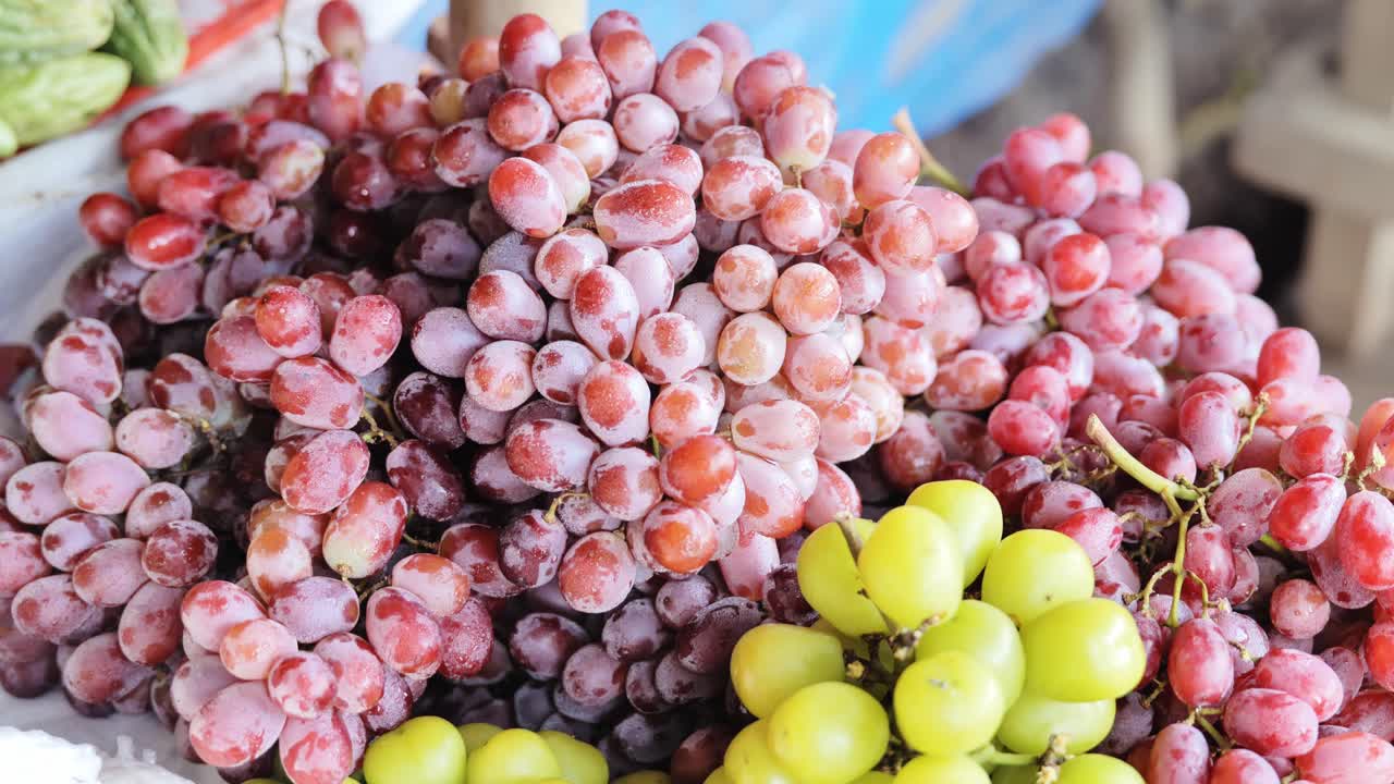 Cận cảnh những chùm nho tươi thể hiện kết cấu tự nhiên và sự đa dạng màu sắc của quả