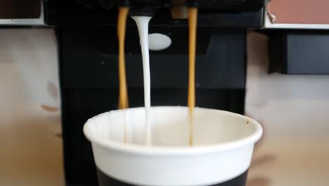 máquina de café haciendo un capuchino