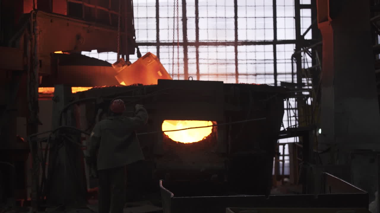 процесс литья металлов на литейном заводе