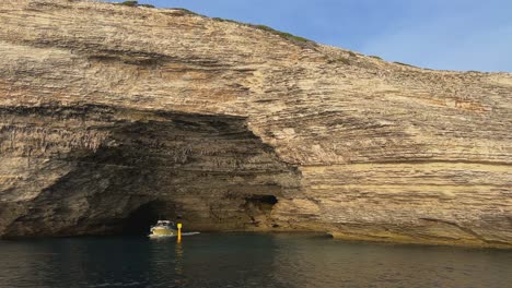 Touristenboot-Kommt-Aus-Felsen-Von-Bonifacio-St